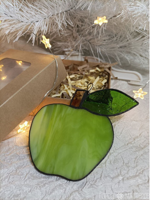 Игрушка-подвеска из витражного стекла выполнена в технике Тиффани "Яблоко" - 6