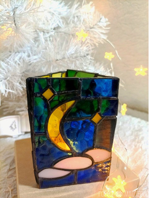 Светильник-ночник "Месяц" из витражного стекла выполнен в технике Тиффани