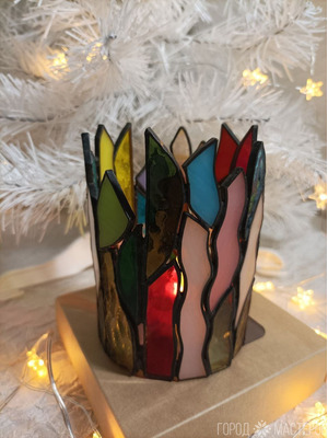 Светильник-ночник круглый из витражного стекла выполнен в технике Тиффани