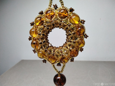 Кулон ручной работы из бисера и натурального янтаря