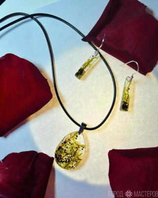 Украшения из смолы и натурального мха