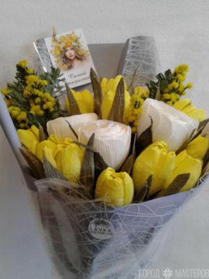 Букет из мимозы и тюльпанов