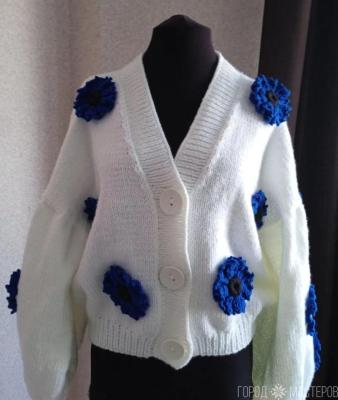 Кардиган с васильками ручной работы